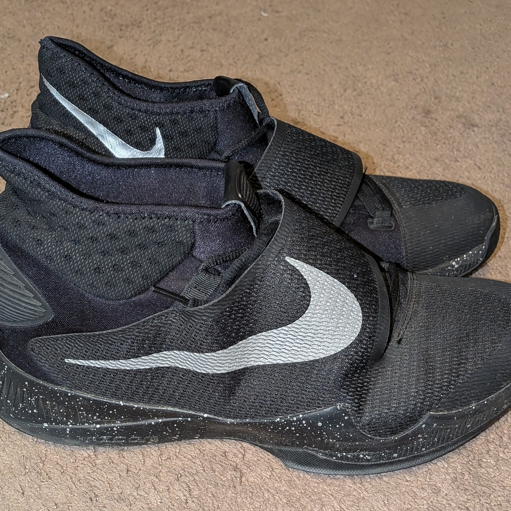Nike Black and White Sports Shoes